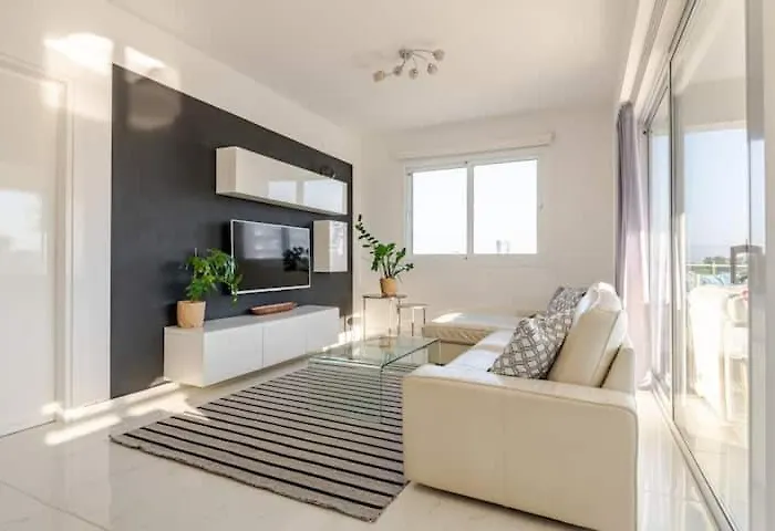 Happy Tucan * Ларнака